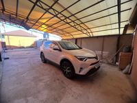 Toyota RAV4 2018 года за 14 000 000 тг. в Атырау