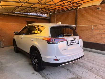 Toyota RAV4 2018 года за 14 000 000 тг. в Атырау – фото 2