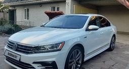 Volkswagen Passat 2016 года за 8 888 888 тг. в Алматы