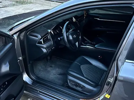 Toyota Camry 2019 года за 11 000 000 тг. в Атырау – фото 8