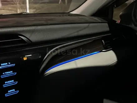 Toyota Camry 2020 года за 8 500 000 тг. в Атырау – фото 16
