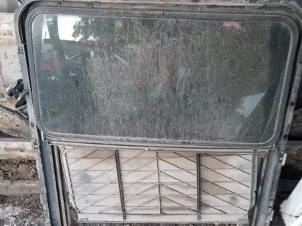 Люк Нисан Р10 за 15 000 тг. в Шахтинск