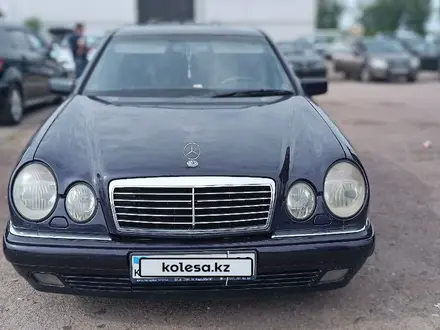 Mercedes-Benz E 230 1997 года за 2 600 000 тг. в Алматы