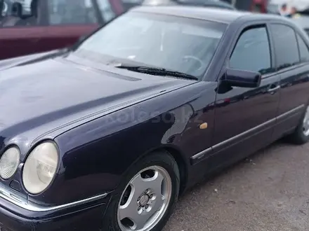 Mercedes-Benz E 230 1997 года за 2 600 000 тг. в Алматы – фото 3