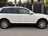 Volkswagen Touareg 2010 года за 6 500 000 тг. в Алматы – фото 3