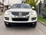 Volkswagen Touareg 2010 года за 6 500 000 тг. в Алматы – фото 4