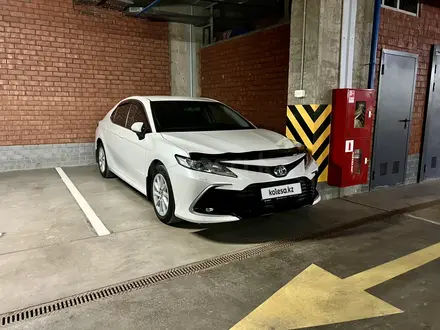 Toyota Camry 2021 года за 13 700 000 тг. в Астана – фото 2