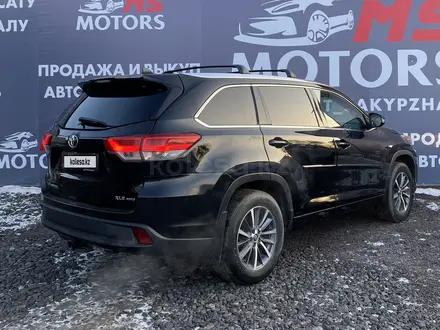 Toyota Highlander 2018 года за 16 000 000 тг. в Актобе – фото 3