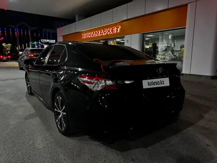 Toyota Camry 2019 года за 12 300 000 тг. в Уральск – фото 3