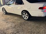 Toyota Camry 2000 года за 3 350 000 тг. в Семей – фото 2