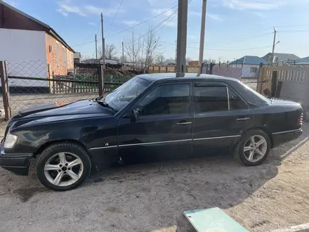 Mercedes-Benz E 200 1994 года за 1 800 000 тг. в Караганда – фото 2