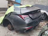Hyundai Elantra 2023 год задняя часть правую левую крыло крышка багажника с за 1 000 тг. в Алматы