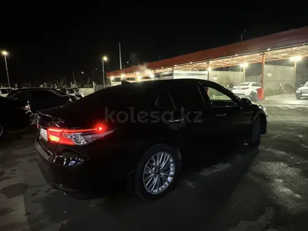 Toyota Camry 2020 года за 15 000 000 тг. в Атырау – фото 5