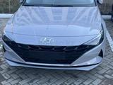 Hyundai Elantra 2023 годаfor11 500 000 тг. в Атырау – фото 2