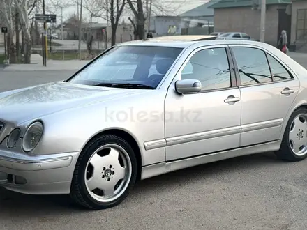 Mercedes-Benz E 320 1999 года за 5 300 000 тг. в Шымкент – фото 2
