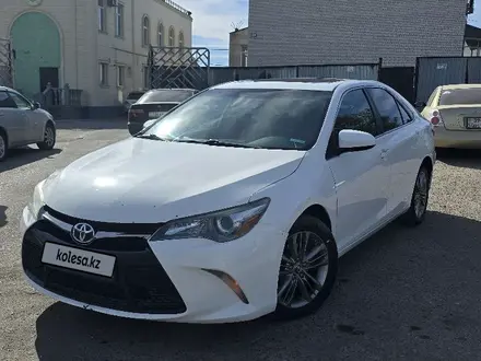 Toyota Camry 2015 года за 7 500 000 тг. в Актобе – фото 2