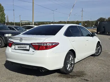 Toyota Camry 2015 года за 7 500 000 тг. в Актобе – фото 4