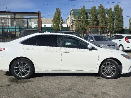 Toyota Camry 2015 года за 7 500 000 тг. в Актобе – фото 5