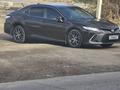 Toyota Camry 2021 года за 19 000 000 тг. в Шымкент – фото 2