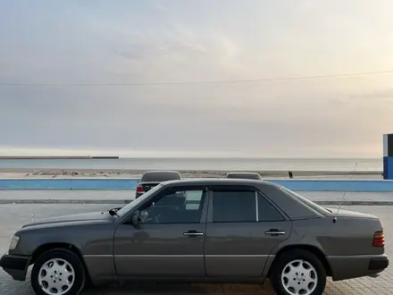 Mercedes-Benz E 230 1991 года за 1 800 000 тг. в Актау – фото 6