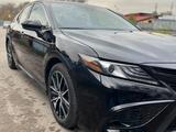 Toyota Camry 2021 года за 13 000 000 тг. в Алматы