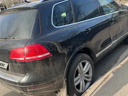 Volkswagen Touareg 2012 года за 11 000 000 тг. в Алматы – фото 2