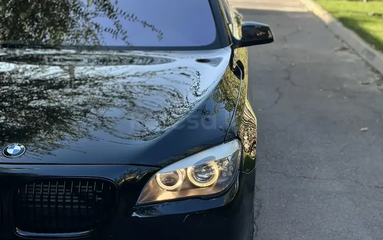 BMW 750 2012 года за 12 000 000 тг. в Алматы