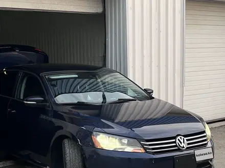 Volkswagen Passat 2015 года за 3 500 000 тг. в Атырау – фото 2