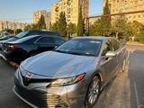 Toyota Camry 2020 года за 7 800 000 тг. в Уральск – фото 2