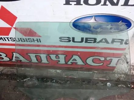 Subaru Forester стекло заднего левого дверь 2004 год за 15 000 тг. в Алматы