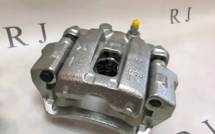 На Mitsubishi Pajero IV — Передний тормозной суппорт. за 25 000 тг. в Алматы