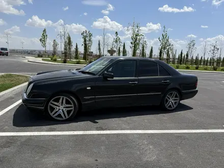 Mercedes-Benz E 320 1999 года за 2 800 000 тг. в Шымкент – фото 2