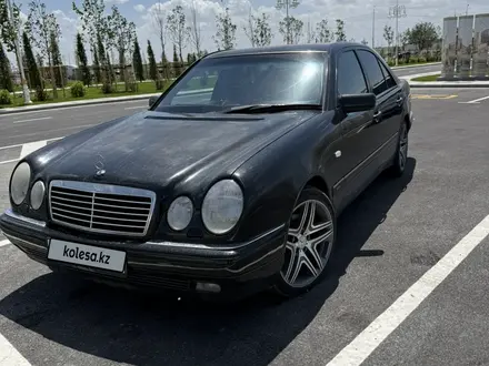 Mercedes-Benz E 320 1999 года за 2 800 000 тг. в Шымкент – фото 4