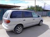 Volkswagen Sharan 1997 годаүшін2 000 000 тг. в Жезказган