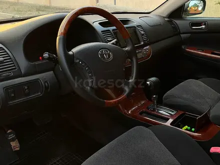 Toyota Camry 2004 года за 6 500 000 тг. в Атырау – фото 12