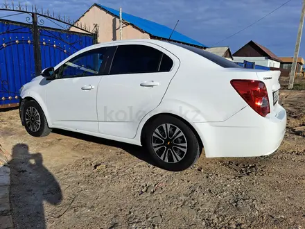 Chevrolet Aveo 2014 года за 3 990 000 тг. в Атырау – фото 2