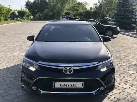 Toyota Camry 2017 года за 13 650 000 тг. в Караганда – фото 2