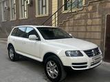 Volkswagen Touareg 2006 года за 5 000 000 тг. в Актау – фото 2