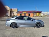 Toyota Camry 2021 года за 11 000 000 тг. в Актау – фото 2