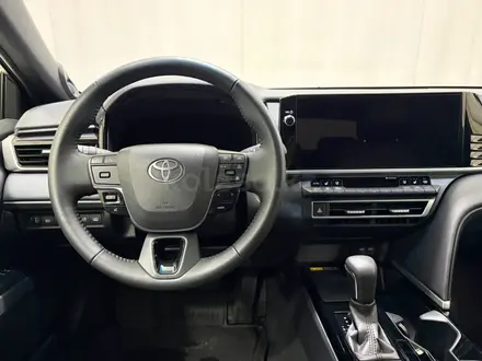 Toyota Camry Luxe eCVT 2025 года за 24 300 000 тг. в Алматы – фото 9