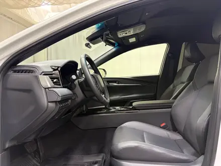 Toyota Camry Luxe eCVT 2025 года за 24 300 000 тг. в Алматы – фото 12