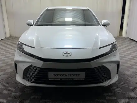 Toyota Camry Luxe eCVT 2025 года за 24 300 000 тг. в Алматы – фото 5