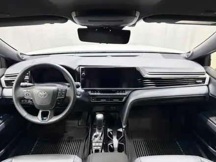 Toyota Camry Luxe eCVT 2025 года за 24 300 000 тг. в Алматы – фото 8