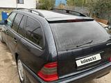Mercedes-Benz C 180 1999 года за 2 000 000 тг. в Уральск – фото 2