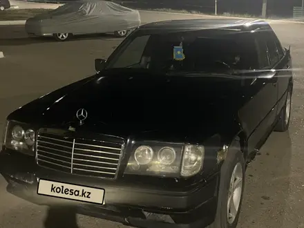 Mercedes-Benz E 220 1993 года за 1 200 000 тг. в Сарыозек – фото 2