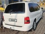 Kia Carnival 1998 года за 1 800 000 тг. в Шымкент – фото 4