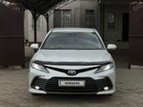 Toyota Camry 2021 года за 15 800 000 тг. в Актобе – фото 2