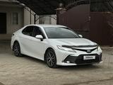 Toyota Camry 2021 года за 15 800 000 тг. в Актобе