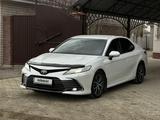 Toyota Camry 2021 года за 15 800 000 тг. в Актобе – фото 3