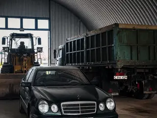 Mercedes-Benz E 230